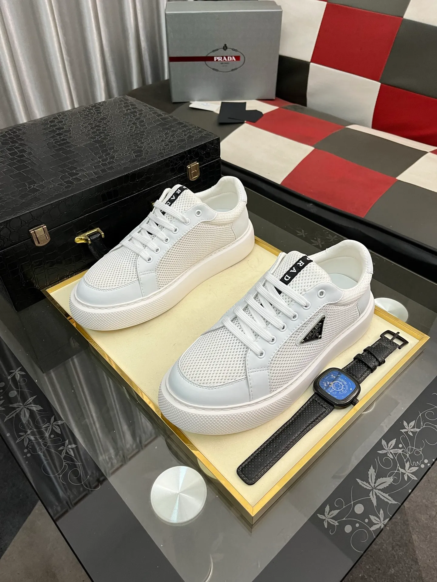 Men's men's shoes💰580⌚️⌚️Prada Prada early spring new model, top original quality, Prada casual sports shoes, made of imported solid color patent leather, spliced mesh cowhide upper, three-dimensional geometric segmentation, multi-color splicing, fashionable and generous, soft, comfortable and breathable. The tongue is decorated with classic letter logo, with fabric lining, cowhide foot pads, matched with P family's exclusive rubber outsole, upper material, breathable knitted fabric imported from Italy The delicate texture is super high-end! Fetal cowhide lining, super soft and comfortable, original molded outsole Size: 38-446️⃣ colors available